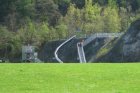 Über eine Treppe erreichen die Kinder die Bunkerebene und rutschen hinab auf die Hüttenflur.